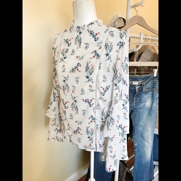 Wayf floral bell sleeve blouse size small S - Picture 3 of 7